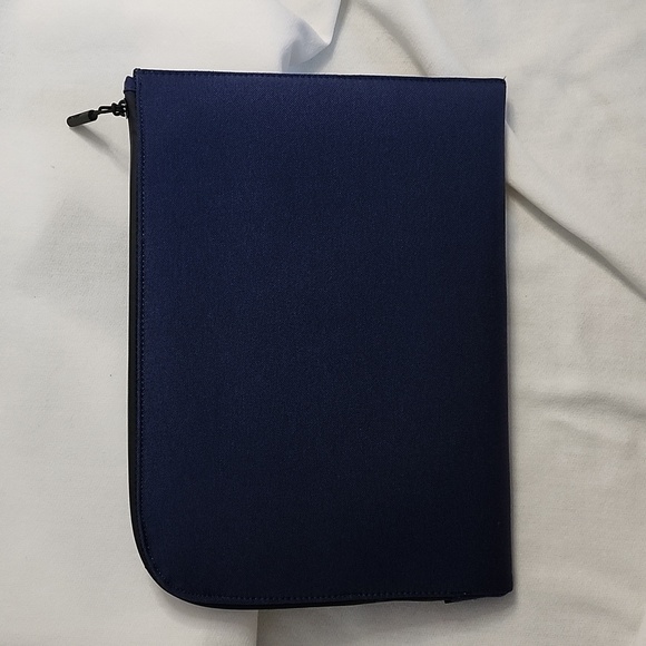 NWOT Incase Compact Sleeve for 13in MacBook - Picture 2 of 14